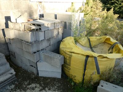 un tas de parpaings et un sac de ciment