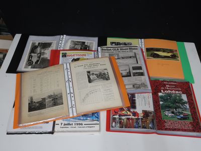 beaucoup de vieux livres posés ensemble sur une table