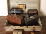 plusieurs bagages posés dans une valise sur une table