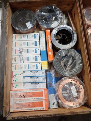 une boîte remplie de différents types de fils et de bobines