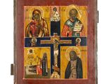 une vieille icône en bois représentant le crucifix de Jésus et d'autres icônes religieuses