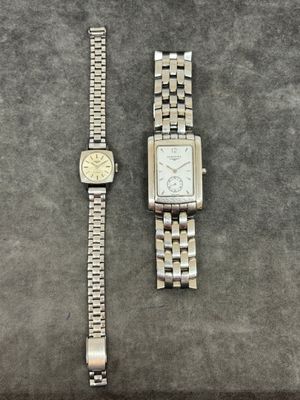 un gros plan sur une montre et un poignet posés sur une table