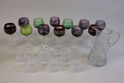 de nombreux verres à vin et un pichet posés sur une table