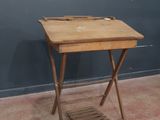 une petite table en bois sur laquelle se trouve une étagère à livres