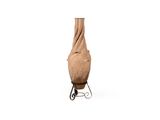 un vase posé sur un support sur une surface blanche