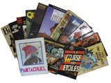 beaucoup de livres posés les uns à côté des autres sur une table