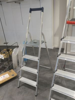 Escabeau 4 marches lot judiciaire, Mise à prix 15 - Photo 1