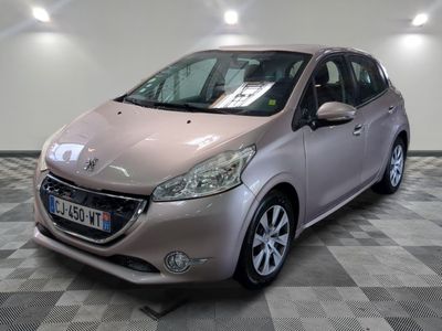 la voiture argentée est garée sur un sol en damier dans le garage