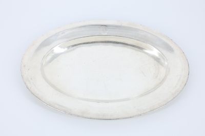 un plateau d'argent sur une table blanche avec un fond blanc