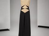 robe noire et beige sur un mannequin de studio