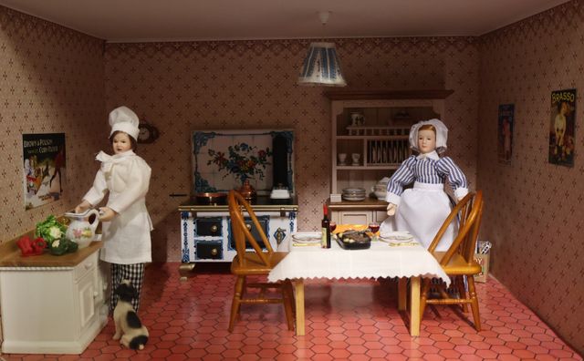 Diorama. Composition miniature, dans une vitrine en bois, vitre e...
