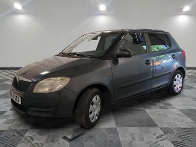la photo d'une petite voiture garée dans un garage