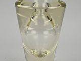 un vase en verre transparent muni d'une anse