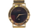 un gros plan d'une montre-bracelet en or au cadran noir