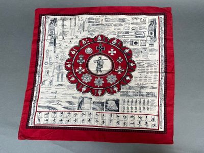 oreiller rouge et blanc orné d'une image représentant une horloge