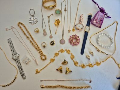 Lot De Bijoux Fantaisie Vintage - 11 Colliers, 8 Bracelets, 4 Bagues, 10 Pendentifs
