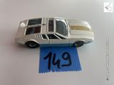 une petite voiture posée sur une feuille de papier
