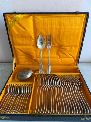 un coffret à couverts contenant des cuillères et des fourchettes