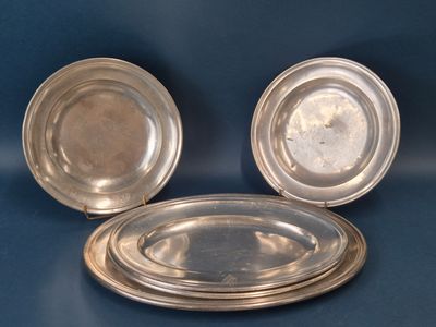 trois plats plaqués argent sur un fond bleu