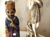 une statue représentant un homme et une femme assis sur une table