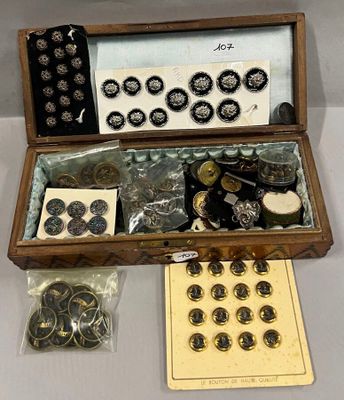 une boîte en bois contenant des boutons et d'autres objets