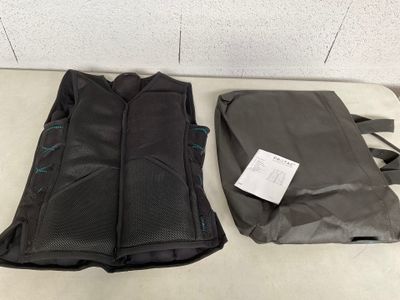 deux sacs posés sur une table