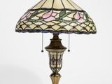 une lampe posée sur une table