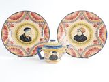 deux assiettes et une tasse sur lesquelles figure l'image d'un homme