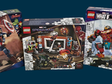 trois boîtes de Lego de différentes tailles et de différents modèles sur un fond bleu