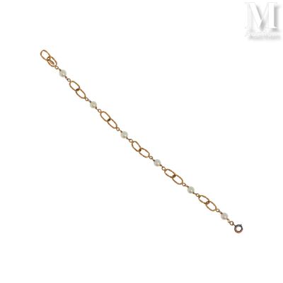 un gros plan sur un bracelet en chaîne d'or muni d'un fermoir en diamant