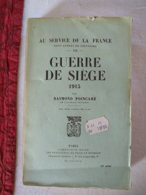 un livre posé sur une table recouverte d'une nappe rouge