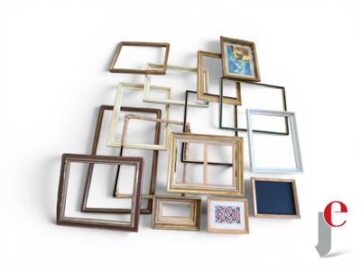 de nombreux cadres photo disposés sur une surface blanche