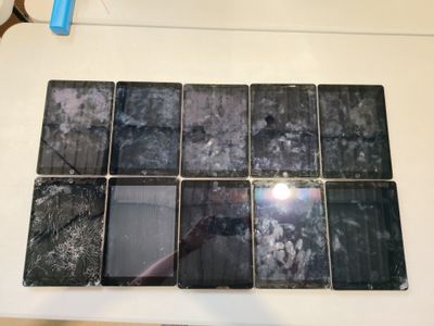 a table that has a bunch of cell phones on it