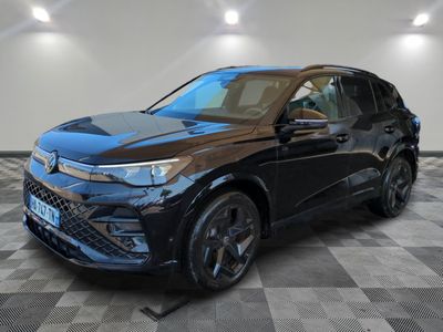 un 4x4 noir garé sur un sol en damier dans un garage
