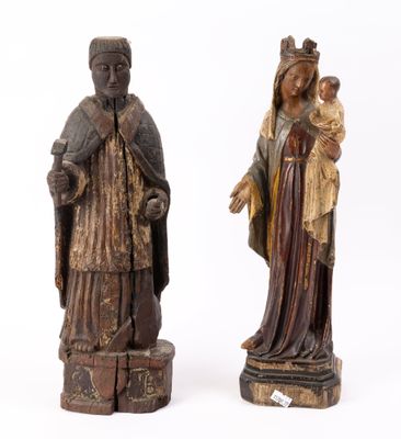 deux statues en bois représentant une femme tenant un bébé dans ses bras et un homme tenant un enfant