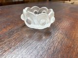 un petit bol blanc posé sur une table en bois