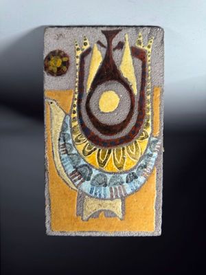 a picture of a decorative tile with a cat on it