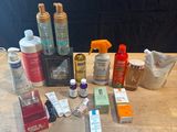 différentes sortes de peinture et de colle sur une table en bois