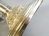 Pied de lampe en métal argenté, figurant une colonne à décor… (photo 6)