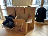 une pile de cartons posée par terre devant une fenêtre