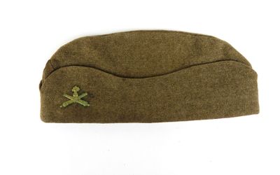 une casquette militaire ornée d'une croix sur fond blanc