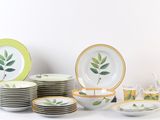 un grand nombre d'assiettes et de bols posés sur une table
