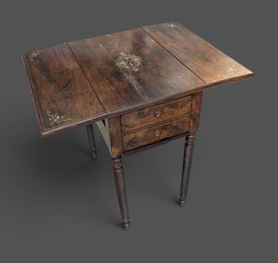 une table en bois avec deux tiroirs et un tiroir en dessous