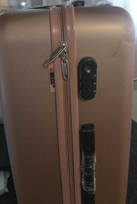 un bagage posé sur une table