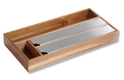 deux couteaux dans un coffret en bois sur fond blanc
