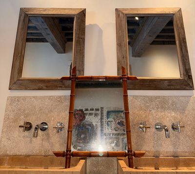 deux lavabos dans une salle de bains, surmontés de deux miroirs