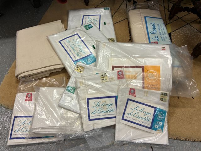 Lot de 5 draps et 5 taies en métis. Vendu en l’état sans vérifica