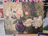 une femme tenant un tableau représentant des fleurs dans un vase