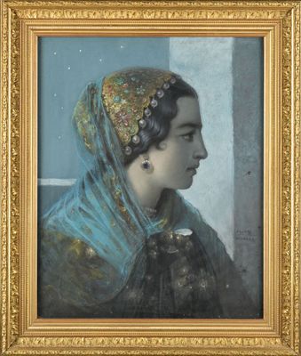 portrait d'une femme coiffée d'une coiffe bleue près d'une fenêtre