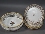 deux assiettes aux bords dorés et un bol orné de fleurs